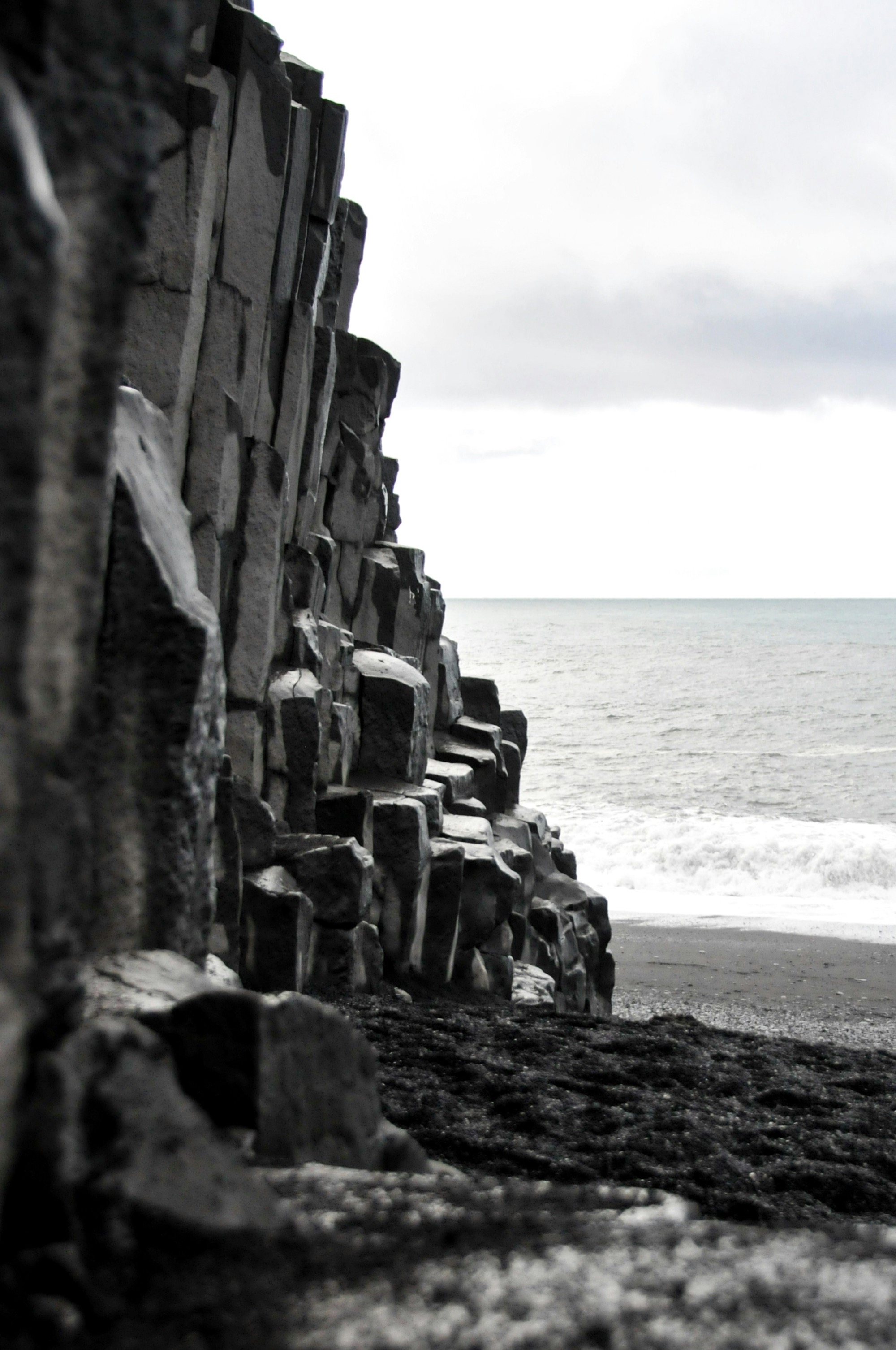 A cliff face exposing the full thickness of a basalt flow in columns.