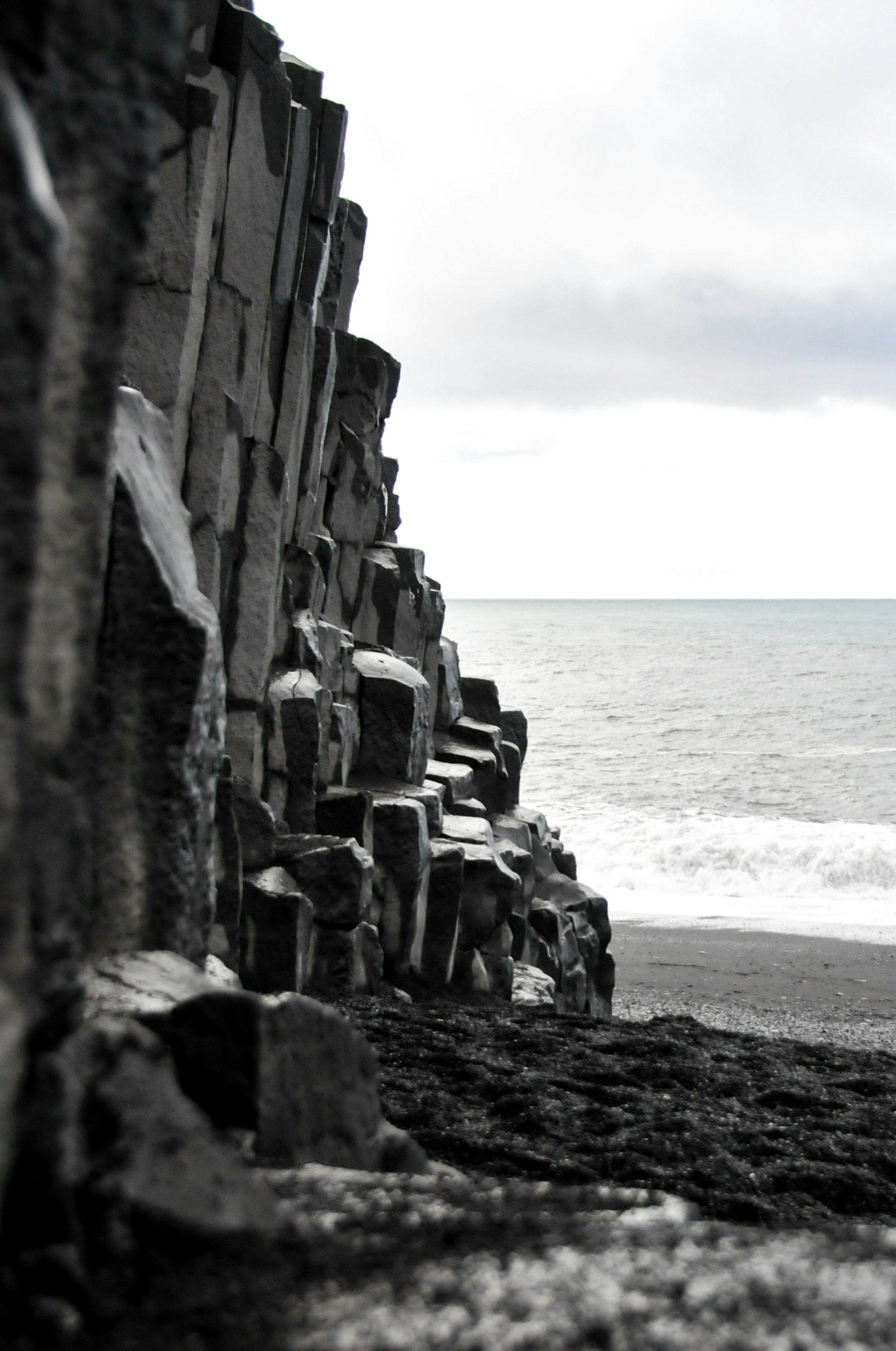 A cliff face exposing the full thickness of a basalt flow in columns.